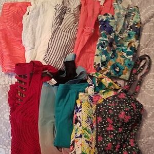 10 Item Bundle Tanks & Crop Tops 🛍